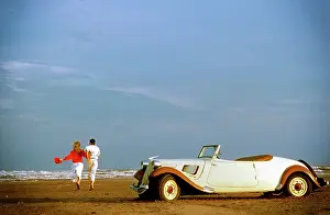 Classic: 80200282 Classic Car - on beach with romantic couple