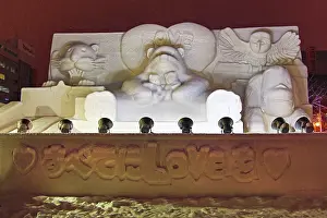 Called: 80200329 Ice sculpture called 'LOVE for All'
