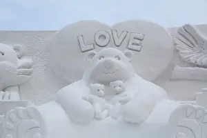 Sculpture: 80200335 Ice Sculpture - Polar Bear with cubs -
