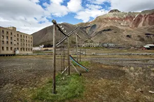 Mining: 80201350 Pyramiden - former Russian mining town