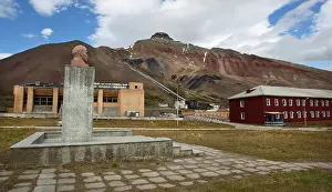 Mining: 80201362 Pyramiden - statue of Lenin remains overlooking
