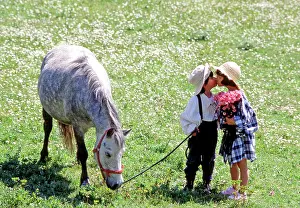Frederic Rolland: 80201378 Boy and Girl - kissing - with flowers and