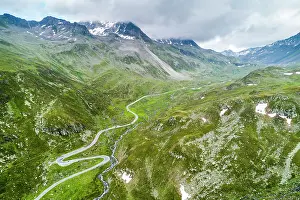 Curve: Aerial view, curvy mountain pass road Fl&, x25b21c21;ss