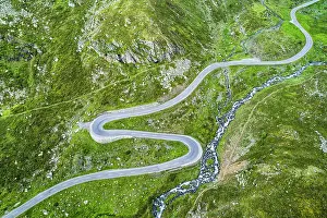 Curve: Aerial view, curvy mountain pass road Fl&, x25b21c21;ss