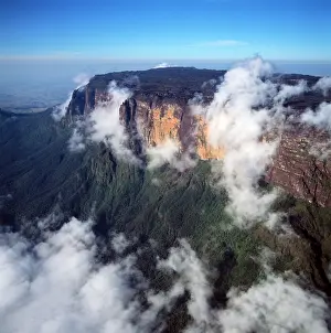 Tepui: Aerial view of Mount Kukenaam (Kukenan, Kukenan