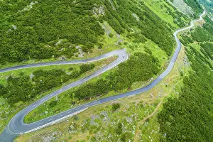Curve: Aerial view, winding pass road Fl&, x25b21c21;ss
