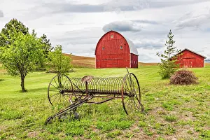 Vintage: Albion, Washington State, USA. Red barns and antique