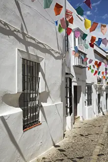 Whitewashed: Alley and brilliantly whitewashed, reja (grille)