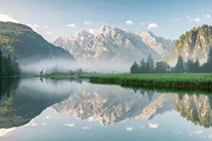 Gebirge: Alpine lake with reflection, fog atmosphere, Totes