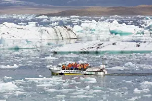 Tour: Amphibious vehicle with tourists in Joekusarlon