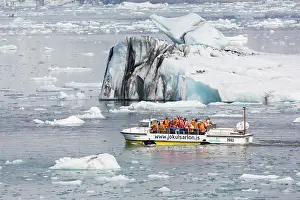Tour: Amphibious vehicle with tourists in Joekusarlon