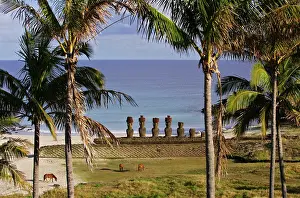 Moais: Anakena beach with Moais on Ahu (ceremonial mound)
