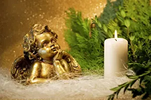 Burning: Angel and a burning white candle Engel mit einer