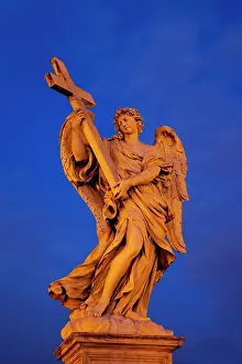 Sant: One of the Angel statues at dusk along Ponte