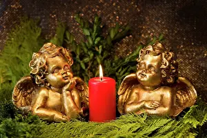 Burning: Angels and a burning red candle Engel mit einer