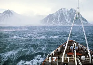 Winds: Antarctic - high wind from glacier over sea