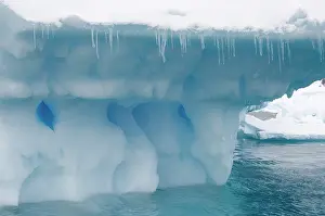 Clearness: Antarctic Peninsula, Pleneau Bay. Iceberg