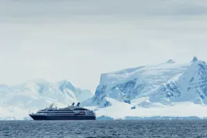 Anvers: Antarctica, Cruise ship motoring past glacier-covered