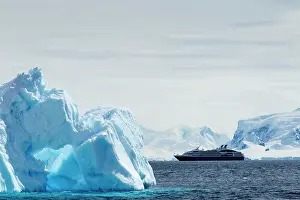 Anvers: Antarctica, Cruise ship motoring past glacier-covered