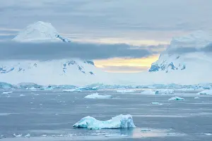 Iceberg: Antarctica. Icebergs and mountains at sunset. ic Cathy &