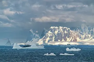 Iceberg: Antarctica. Landscape with mountains and icebergs. ic Cathy