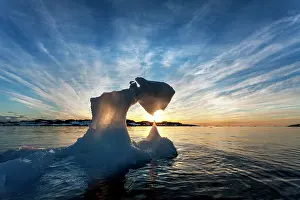 Pointed: Antarctica, Setting midnight sun lights