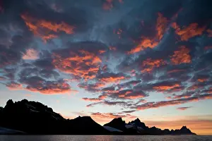 Looming: Antarctica, South Georgia Island (UK), Sunrise