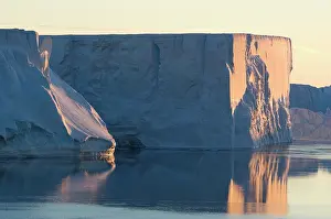 Tabular: Antarctica, Weddell sea. Sun reflecting