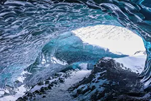 Aquamarine: Aquamarine-coloured ice combs at the entrance to