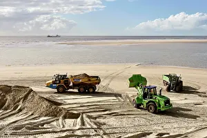 Excavator: Arbeiten am Strand, Sand wird mit Traktor am Badestrand