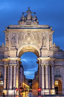 Statue: Arco da Rua Augusta in the Plaza of Commerce in Lisbon