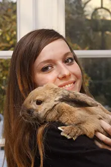 Belier: Aries domestic rabbit and his mistress souriante
