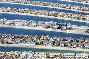 Home: Artificial island in the shape of a palm tree The Palm