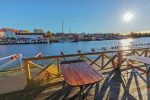 Lakefront: Askersund lakefront - picturesque houses and boats on the la