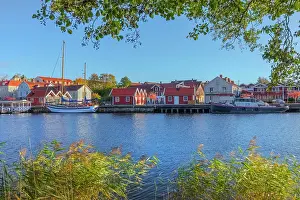 Lakefront: Askersund lakefront - picturesque houses and boats on the la