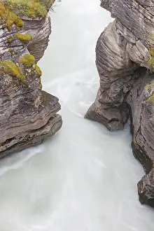 Rushing: Athabasca Falls