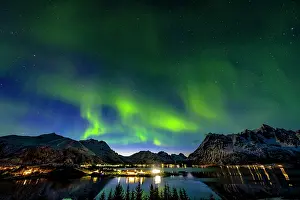 Spectacle: Aurora Borealis, northern lights above Laupstad