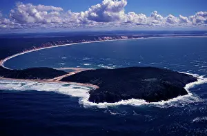 Auscape - Named Photographers: Australia - aerial of Double Island Point and Rainbow