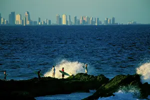 Auscape - Named Photographers: Australia - Surfers look for the perfect wave at