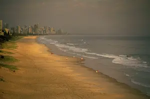 Auscape - Named Photographers: Australia - Walkers on Mermaid Beach at dawn with