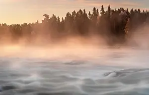 Norrbotten: Autumn atmosphere with fog on the river in the evening