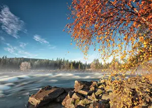 Norrbotten: Autumn atmosphere with fog on the river in the evening