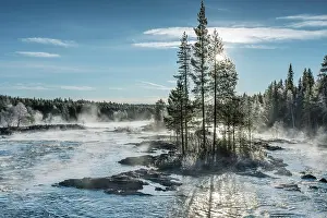Norrbotten: Autumn atmosphere with fog on the river in the evening