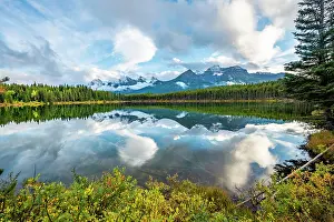 Herbert: Autumn Herbert Lake, mountains of the Bow Range