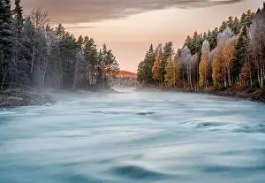 Norrbotten: Autumnal atmosphere on the river in the evening