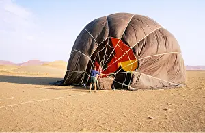 Balloon: Balloon Safari - after landing, the pilot assists