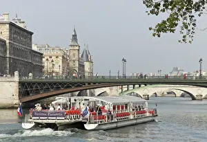 Cruises: A bateaux cruises on the Seine river, Paris