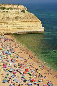 Crowded: Many bathers at the beach, Praia da Marinha, South