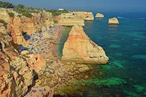 Crowded: Many bathers at the beach, Praia da Marinha, South