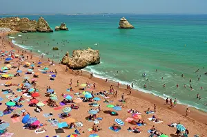 Crowded: Many bathers, beach umbrellas, beach Praia Dona
